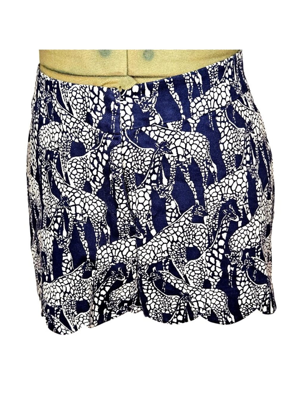 Woman's Crown & Ivy white/Navy blue animalcore giraffe print scalloped shorts 10